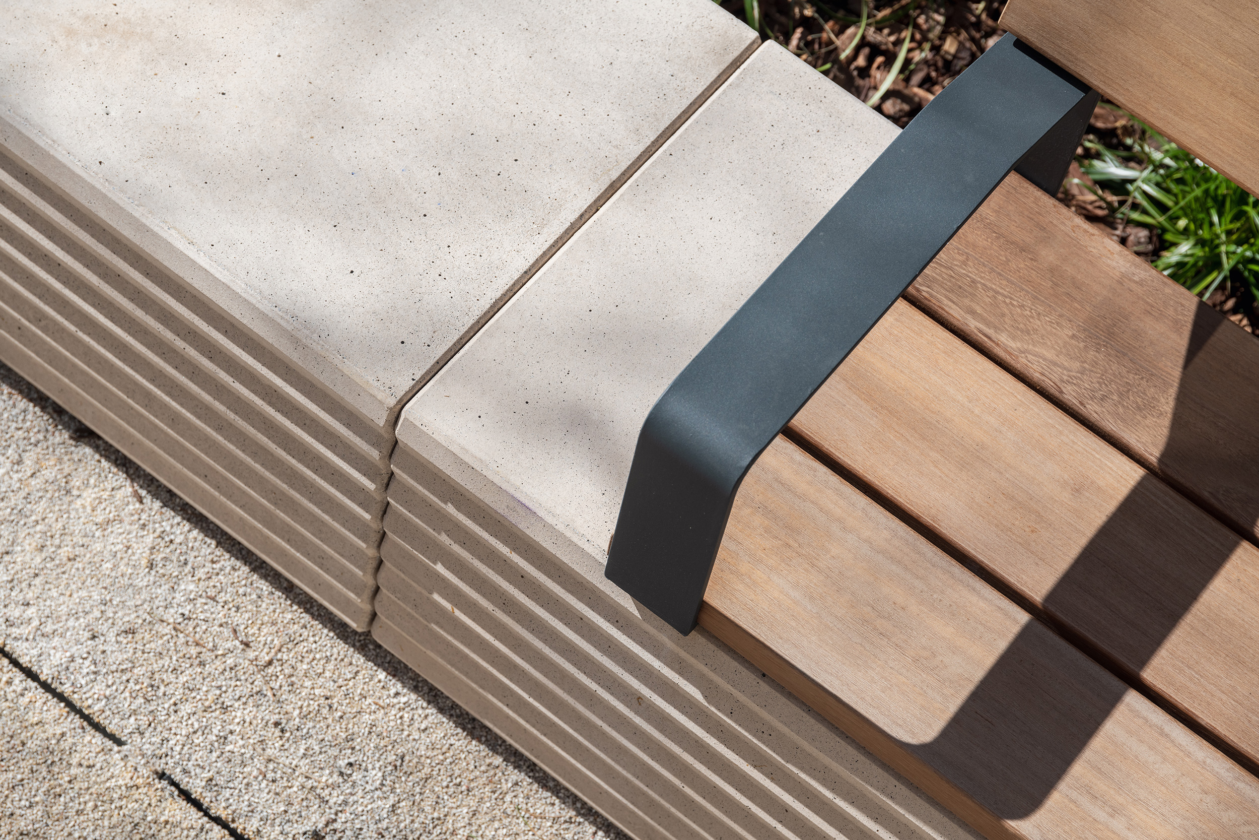 The zigzag surface pattern of Strat benches contrasts with the simplicity and comfort of its wooden seats