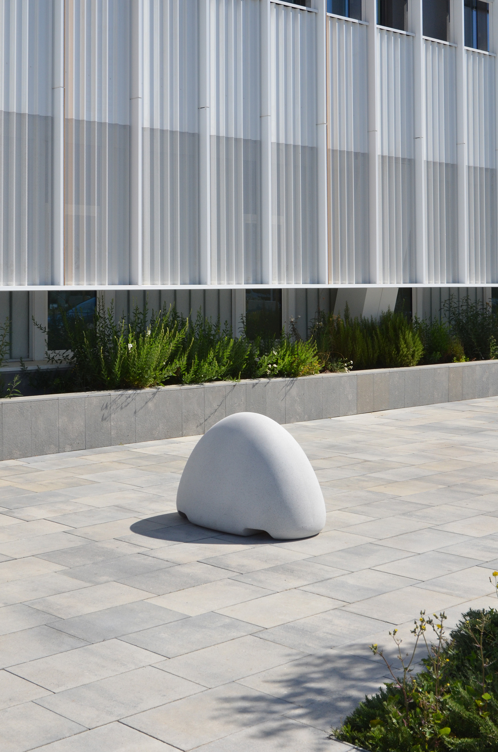 Rounded bollard with holes for forklift