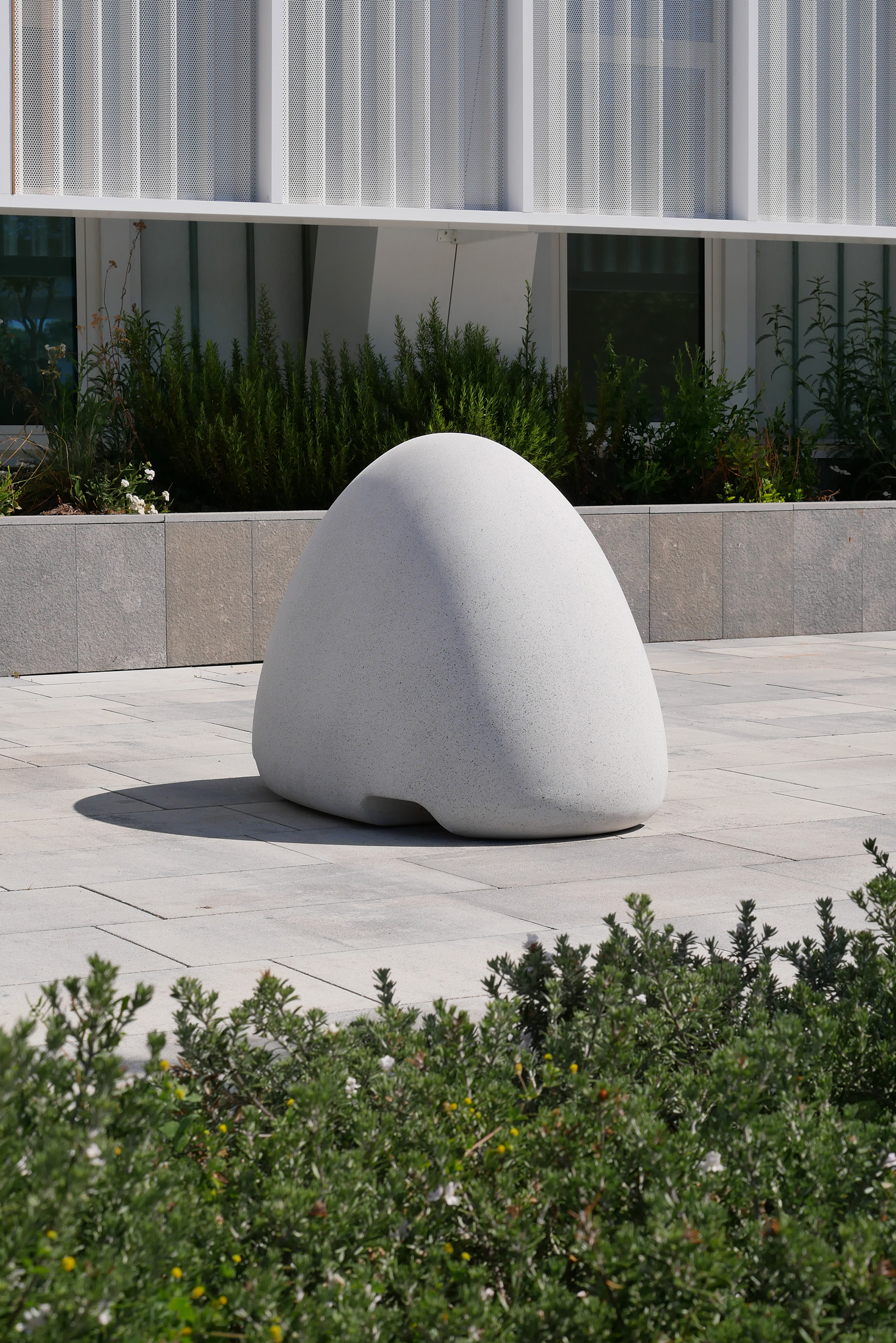 Mound-shaped bollard for road traffic