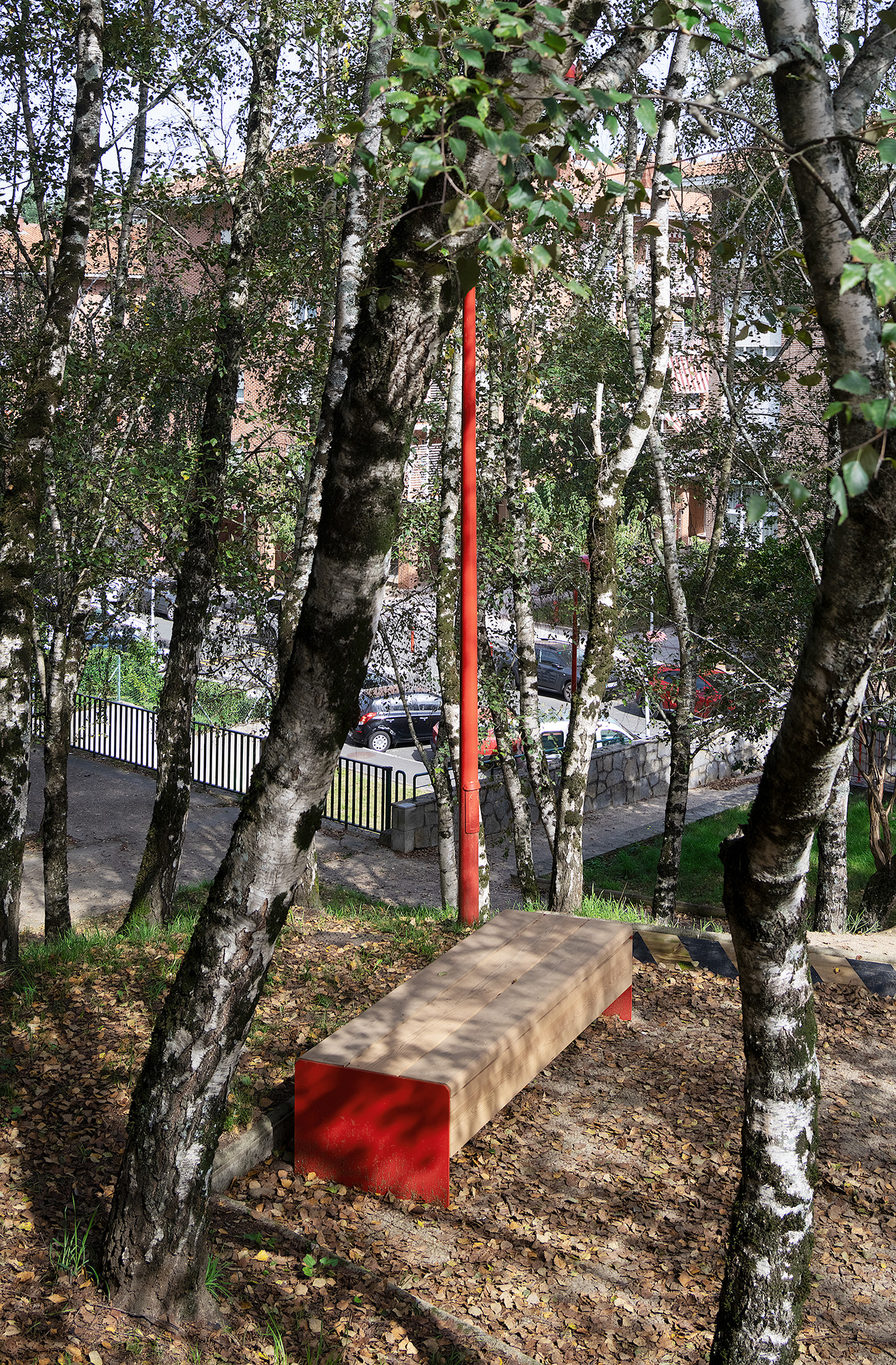 Outdoor benches with wood and colored veneer, integrated into nature