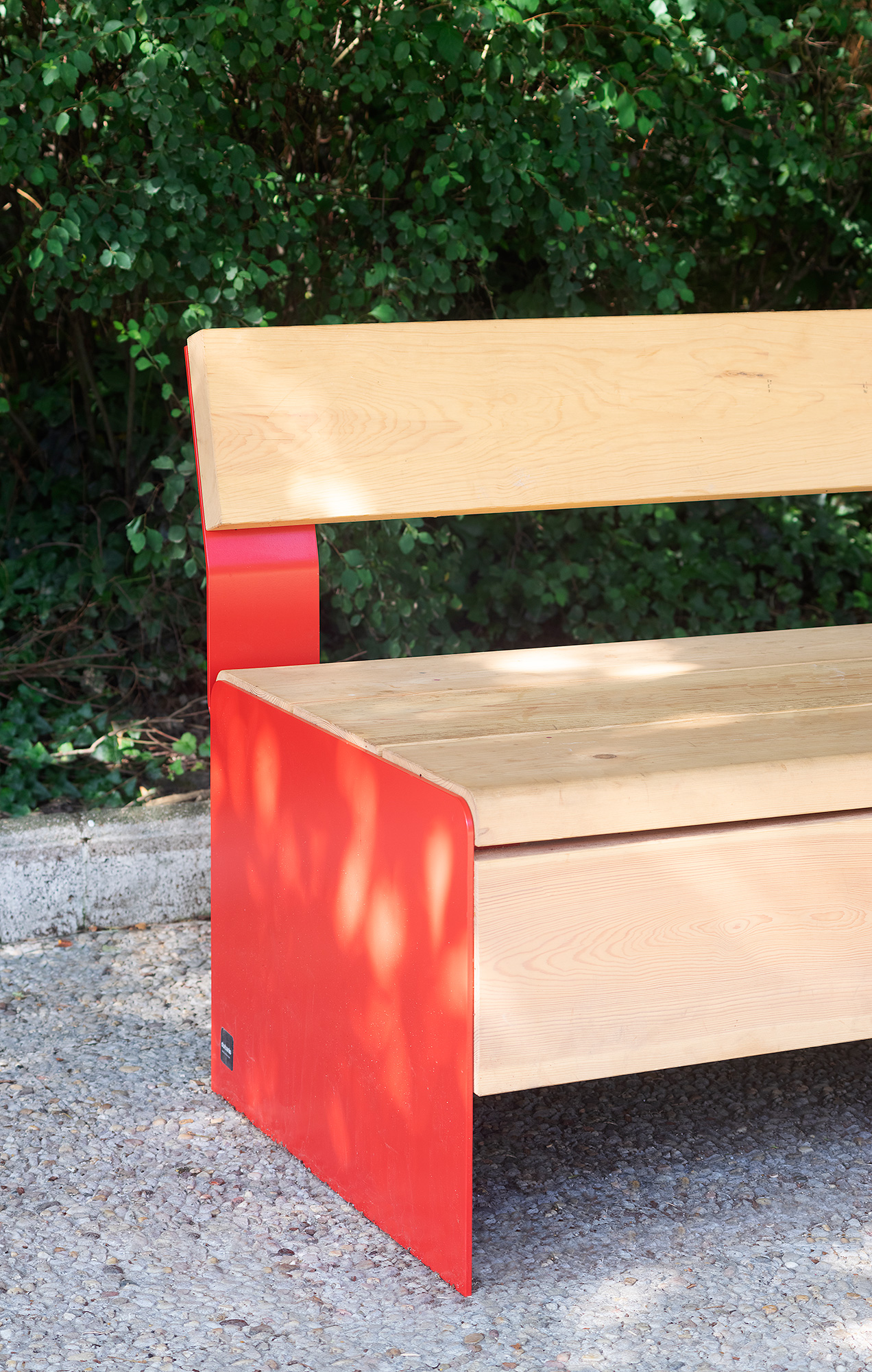 Detail of bench with backrest in Soka Parkea