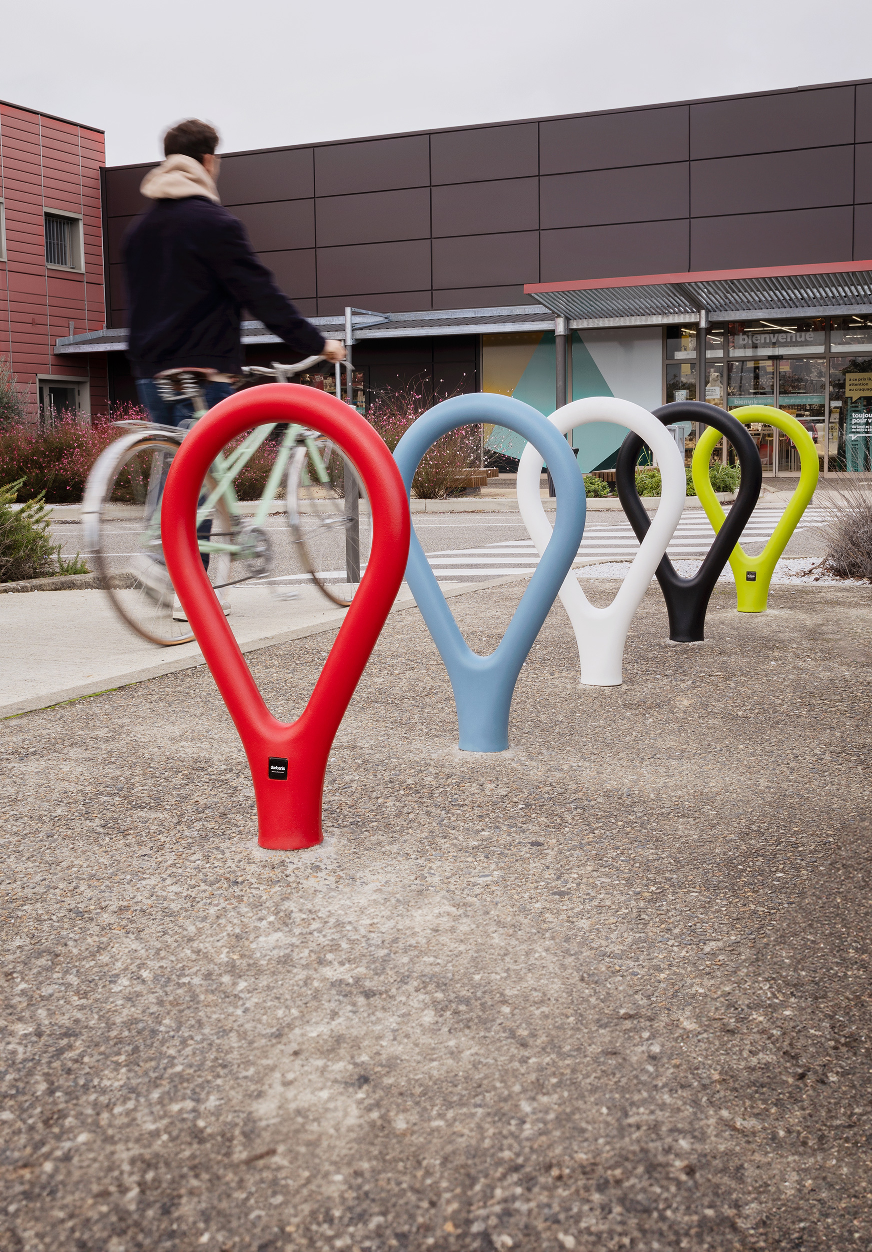 Bike rack for shopping centers, which allows bikes to be tied at three points