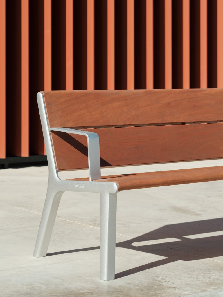 Urban seat with AG3 aluminum frame resistant to corrosion and wear