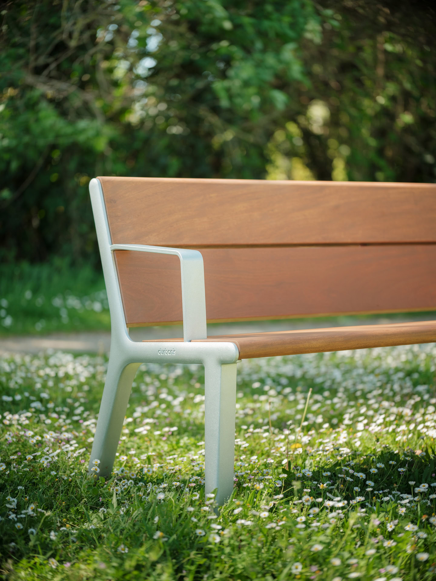 Public benches for the urban space of Barcelona, ​​with tropical wood seat and AG3 aluminium structure