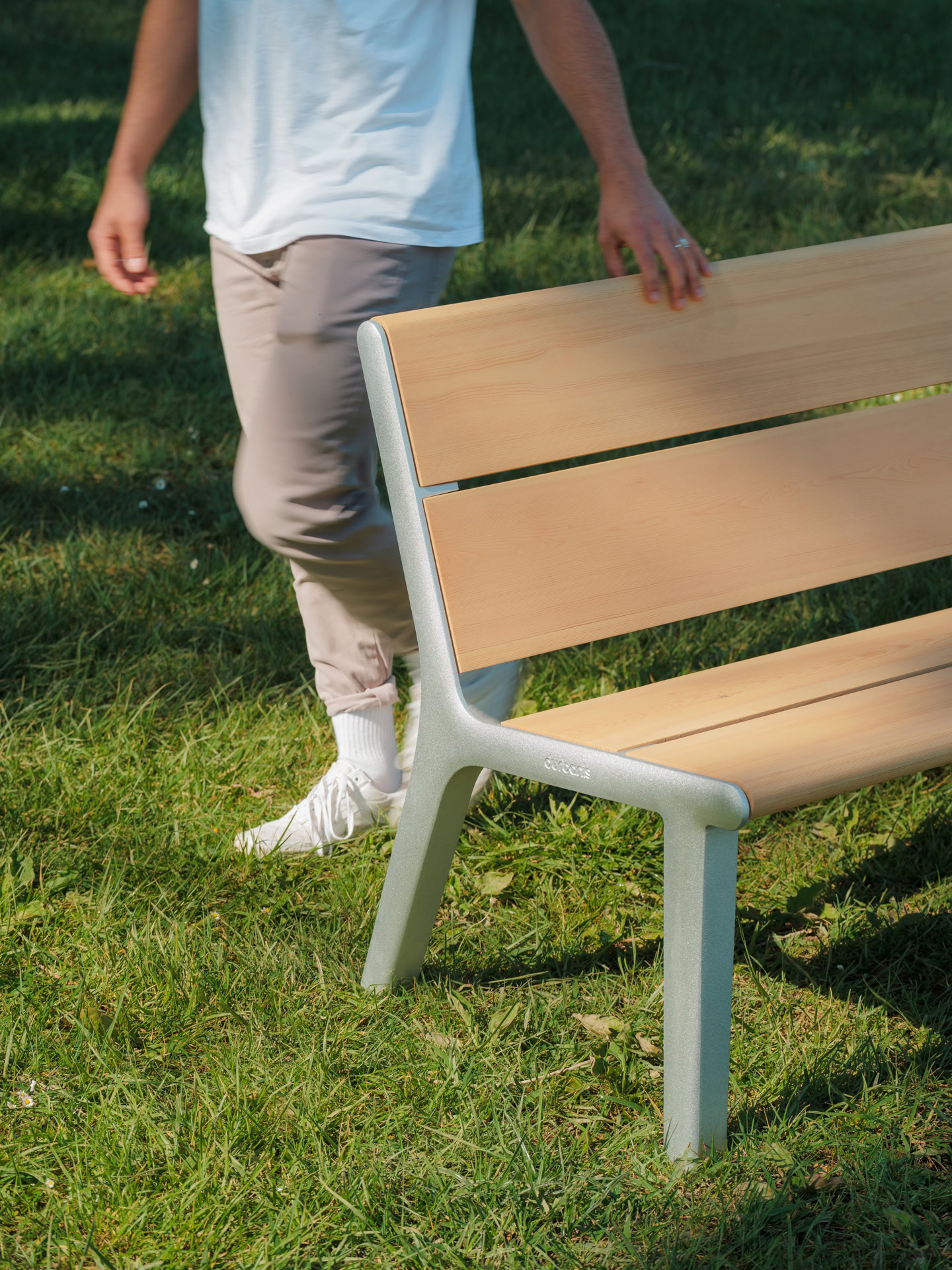 Urban bench with AG3 aluminium frame and PEFC certified European pine wood slats