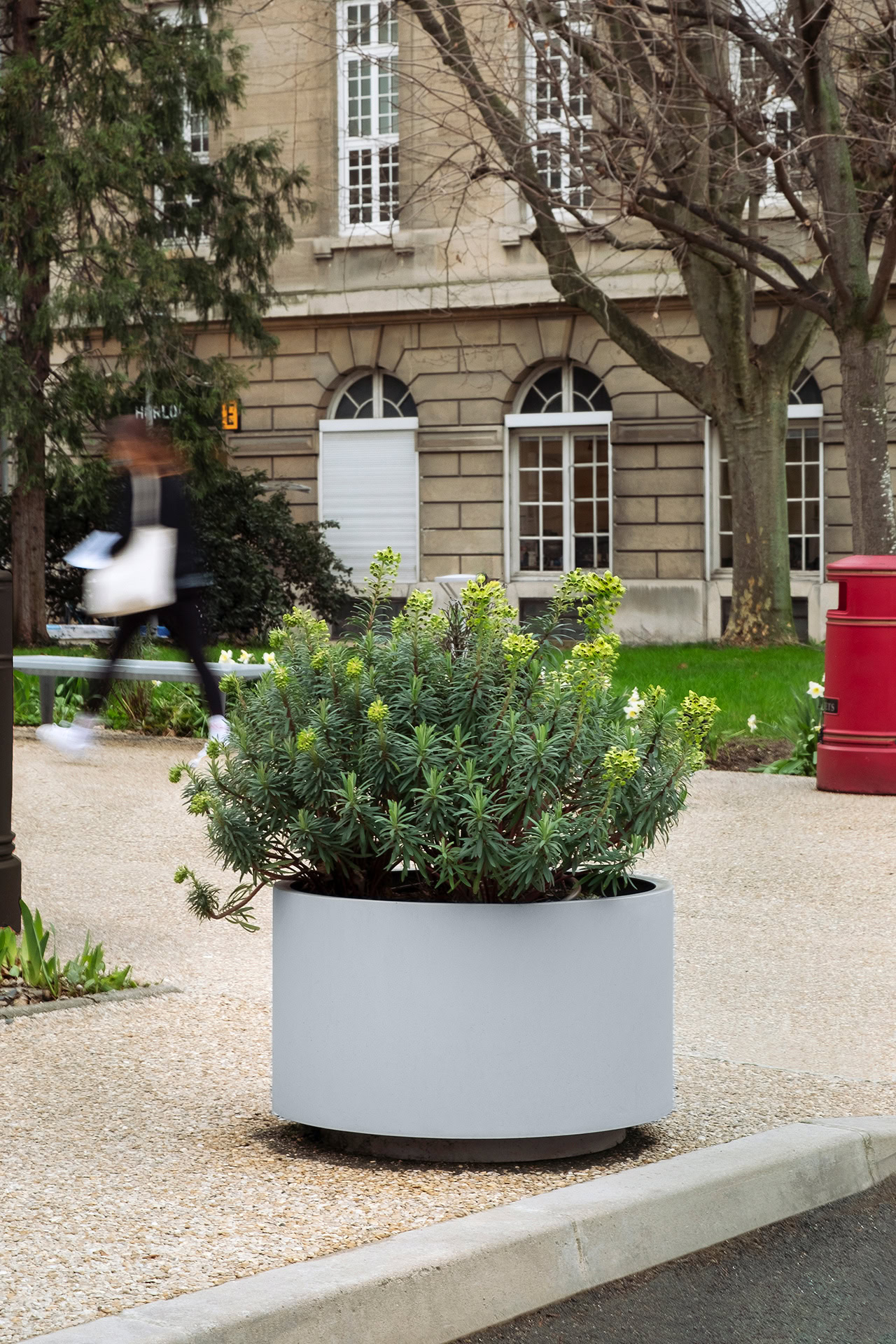 Saint Antoine Hospital in Paris with Durbanis furniture in the outdoor patio