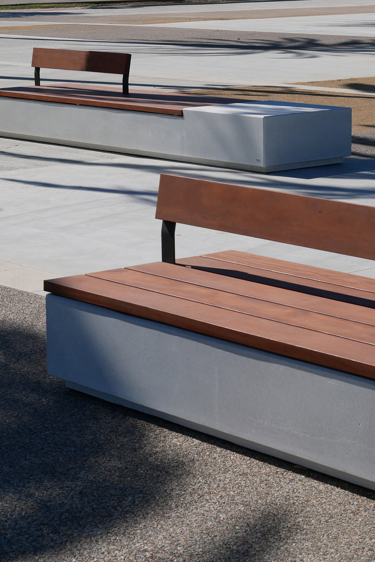 4-meter rectangular bench made of prefabricated concrete and wooden seat with backrest